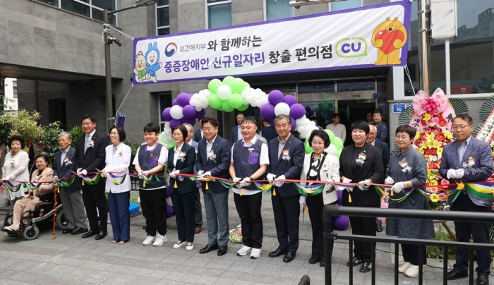 BGF리테일 민승배 대표(왼쪽 네 번째), 이경혜 한국장애인개발원장(왼쪽 다섯번째), 이스란 사회복지정책실장(왼쪽 일곱번째), 오영훈 제주특별자치도지사(왼쪽 여덟번째), 제주특별자치도장애인총연합회 문상익 회장(오른쪽 다섯번째)이 기념 촬영을 하고 있다./사진=BGF리테일 제공