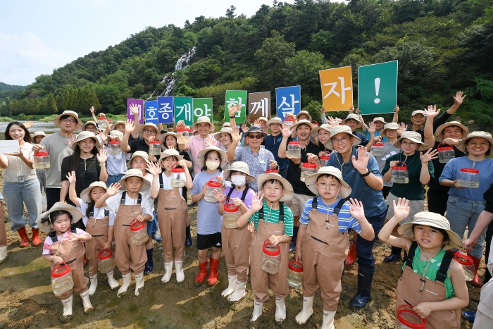 현대모비스가 충북 진천군, 사회적협동조합 한강, 한국민물고기보존협회 등과 함께 충북 진천군 미호강 일대에 멸종위기 미호종개 3000마리를 방류했다. 사진=현대모비스 제공