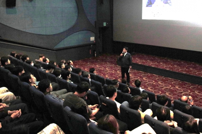 김성한 iM라이프 대표가 26일 서울 명동 롯데시네마 에비뉴엘에서 개최된 '아이엠 인사이트'에서 강연자로 초청된 강민구 법무법인 도울 대표변호사를 소개하고 있다. 사진=iM라이프 제공