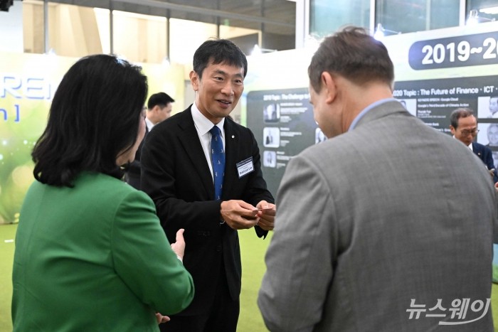 이복현 금융감독원장이 27일 오전 서울 서대문구 이화여자대학교 이화캠퍼스복합단지에서 열린 '녹색전환 시대를 향하여' 국제 컨퍼런스에서 참석자들과 대화를 하고 있다. 사진=강민석 기자 kms@newsway.co.kr