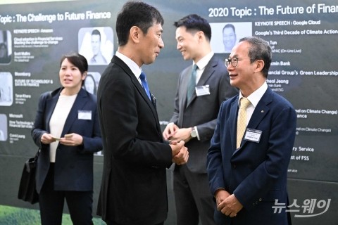 대화 나누는 이복현 금감원장·양종희 KB금융지주 회장
