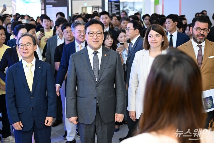 김병환 금융위원회 위원장을 비롯한 내빈들이 27일 오전 서울 중구 동대문디자인플라자에서 열린 2024 코리아 핀테크 위크에서 국민은행 부스를 살펴보고 있다. 사진=강민석 기자 kms@newsway.co.kr