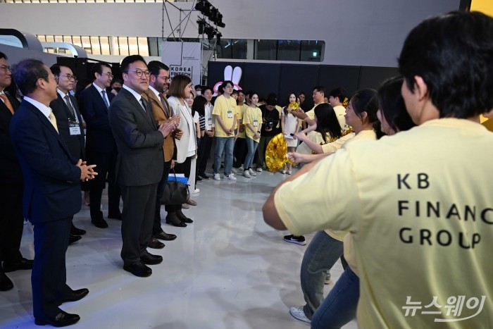 김병환 금융위원회 위원장을 비롯한 내빈들이 27일 오전 서울 중구 동대문디자인플라자에서 열린 2024 코리아 핀테크 위크에서 국민은행 부스를 살펴보고 있다. 사진=강민석 기자 kms@newsway.co.kr