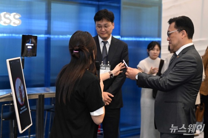 (오른쪽 첫 번째)김병환 금융위원회 위원장과 이승건 비바리퍼블리카 토스 대표가 27일 오전 서울 중구 동대문디자인플라자에서 열린 2024 코리아 핀테크 위크에서 관계자로부터 얼굴인증 암표 방지 서비스를 듣고 있다. 사진=강민석 기자 kms@newsway.co.kr