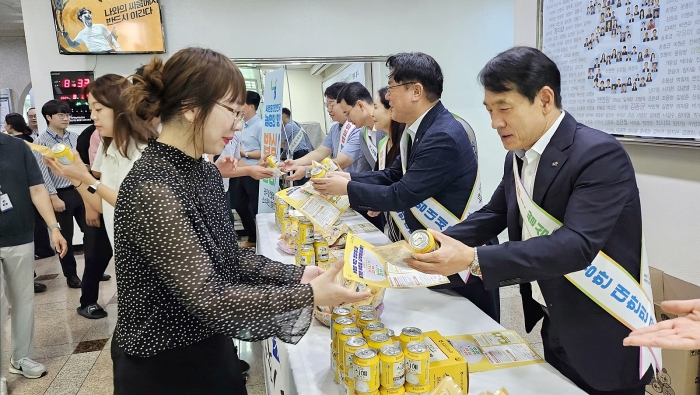 조영호 농어촌공사전남본부장이 출근 직원에게 우리 지역 쌀로 만든 주먹밥과 식혜를 나눠주며 아침밥 먹기 캠페인 동참을 독려하고 있다.