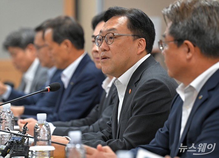 김병환 금융위원장이 28일 서울 영등포구 여의도 보험개발원에서 열린 '금융위원장-보험업권 간담회'에서 발언하고있다. 사진=이수길 기자 Leo2004@newsway.co.kr