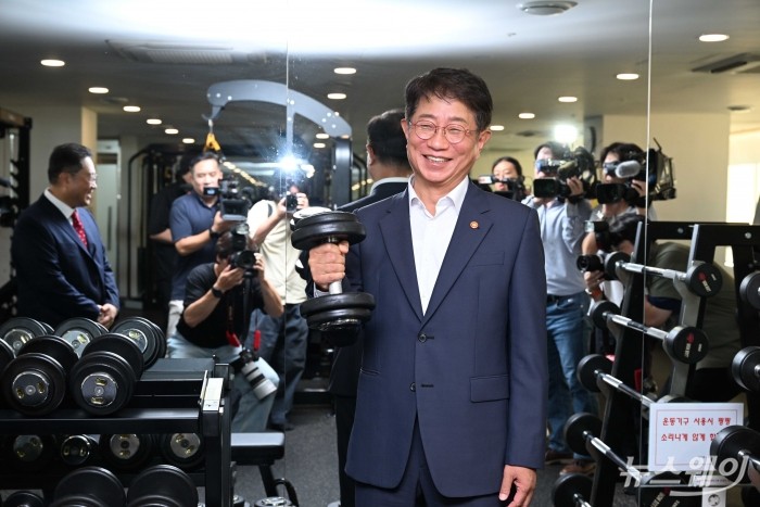 박상우 국토교통부 장관이 28일 오전 서울 용산구 베르디움 프렌즈에서 열린 새로운 임대주택 공급 추진 간담회에 앞서 헬스장을 시찰해 아령을 들고 미소 짓고 있다. 사진=강민석 기자 kms@newsway.co.kr