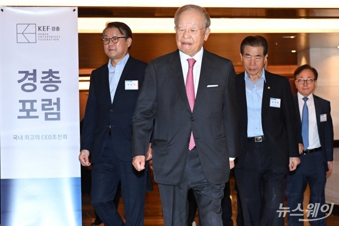 손경식 한국경영자총협회 회장을 비롯한 내빈들이 29일 오전 서울 중구 웨스틴조선호텔에서 열린 제272회 경총포럼에 참석하기 위해 포럼장으로 들어서고 있다. 사진=강민석 기자 kms@newsway.co.kr