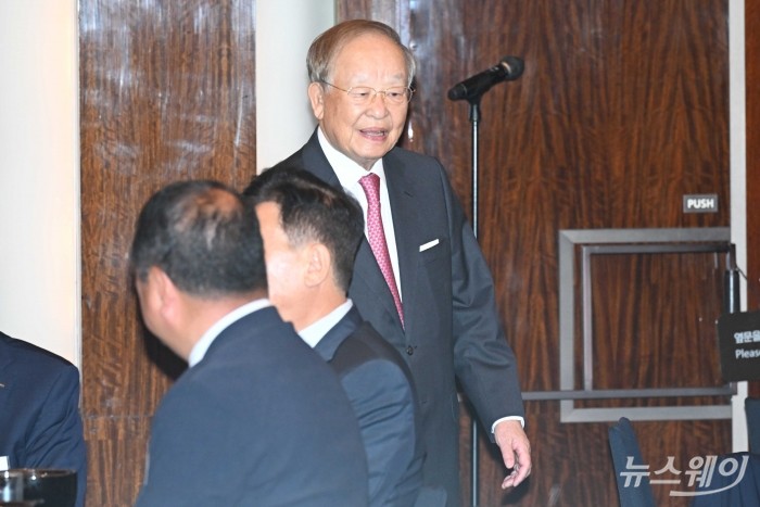 손경식 한국경영자총협회 회장이 29일 오전 서울 중구 웨스틴조선호텔에서 열린 제272회 경총포럼에 참석하기 위해 포럼장으로 들어서고 있다. 사진=강민석 기자 kms@newsway.co.kr