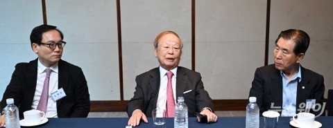 내빈들과 대화 나누는 손경식 경총 회장