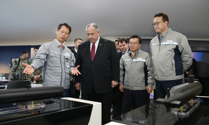 지난 2월 27일 미국 해군성 카를로스 델 토로(Carlos Del Toro) 장관이 한화오션을 방문, 한화오션 관계자들의 안내를 받아 함정 건조 현장과 MRO 역량을 확인했다. 사진=한화오션 제공