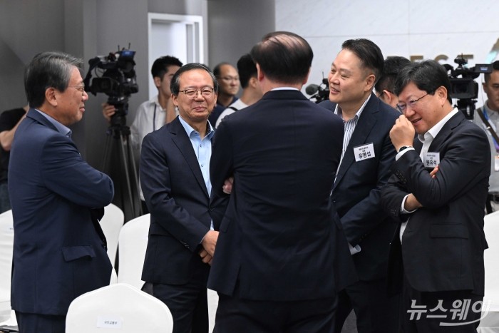 (오른쪽 반시계 방향으로)원유석 아시아나항공 대표이사와 유석 아시아나항공 대표이사, 조중석 이스타항공 대표이사, 정홍근 티웨이 대표이사, 우기홍 대한항공 대표이사가 29일 오전 인천 중구 인천국제공항 2터미널에서 열린 지속가능항공유 확산 전략 발표회에서 대화를 하고 있다. 사진=강민석 기자 kms@newsway.co.kr