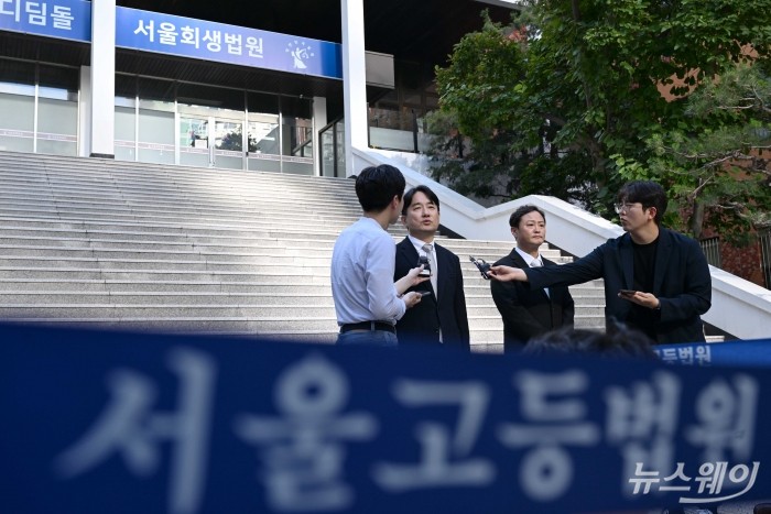 류화현 위메프 대표가 30일 오후 서울 서초구 서울회생법원에서 비공개로 열린 '티몬·위메프' 2차 회생절차 협의회를 마친 뒤 취재진의 질문에 답변하고 있다.(왼쪽 두 번째)류 위메프 대표, (오른쪽 두 번째)류광진 티몬 대표. 사진=강민석 기자 kms@newsway.co.kr