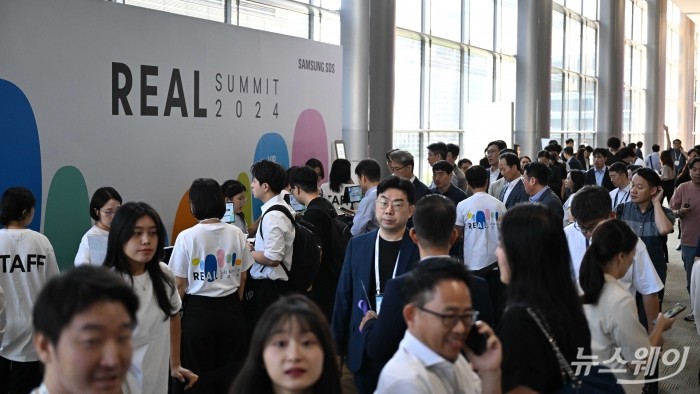 '리얼 서밋(REAL Summit) 2024'가 3일 오전 서울 강남구 코엑스에서 열린 가운데 관람객들이 부스를 살펴보고 있다. 사진=강민석 기자 kms@newsway.co.kr