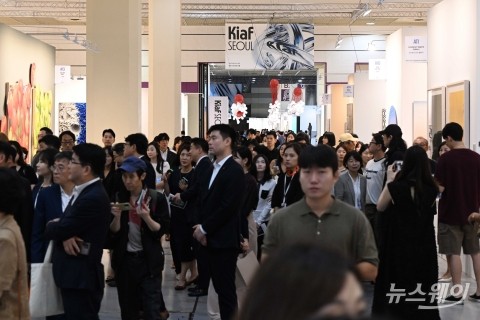 관람객들로 붐비는 '키아프 서울'