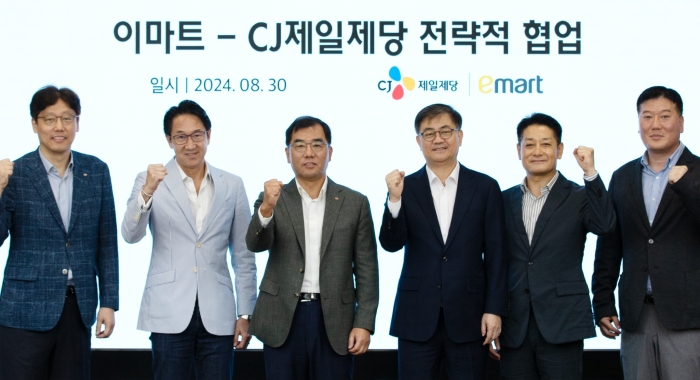 왼쪽부터 김상익 CJ제일제당 식품한국총괄, 박민석 CJ제일제당 식품사업부문 대표, 강신호 CJ제일제당 부회장, 이마트 한채양 대표, 이마트 황운기 상품본부장, 이마트 이형순 HomeMeal 담당/사진=이마트 제공