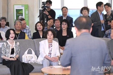 '신격호 열린도서관' 개관식 참석한 신영자·장혜선 모녀