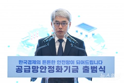 출범사 전하는 윤희성 수출입은행장