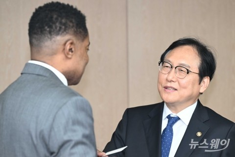 외투기업 대표와 대화 나누는 정인교 통상교섭본부장