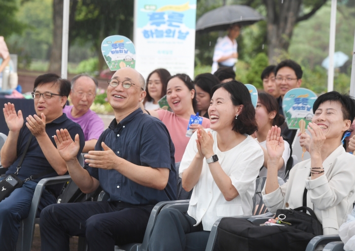 환경부 소속 수도권대기환경청장(왼쪽 두 번째)이 9월 5일 어린이대공원에서 개최한 '제5회 푸른 하늘의 날' 행사에서 주민들이 직접 참여한 공연을 관람하고 있다. (사진=수도권대기환경청 제공)