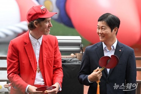 미소 짓고 대화 나누는 장재훈 롯데물산 대표·필립 콜버트 작가