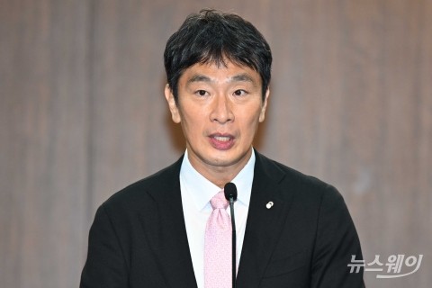&quot;자중하겠다&quot; 관치금융 비판에 진땀 뺀 이복현(종합)