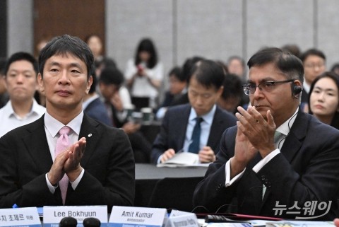 박수 치는 이복현 금감원장·아밋 쿠마르 주한 인도 대사