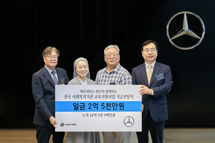 메르세데스-벤츠의 사회공헌위원회가 출범 10주년을 맞았다. 사진은 지난 9월 서울 도곡동 메르세데스-벤츠 강남대로 전시장에서 열린 메르세데스-벤츠 사회공헌위원회 교육기금 전달식. 사진=메르세데스-벤츠 코리아 제공