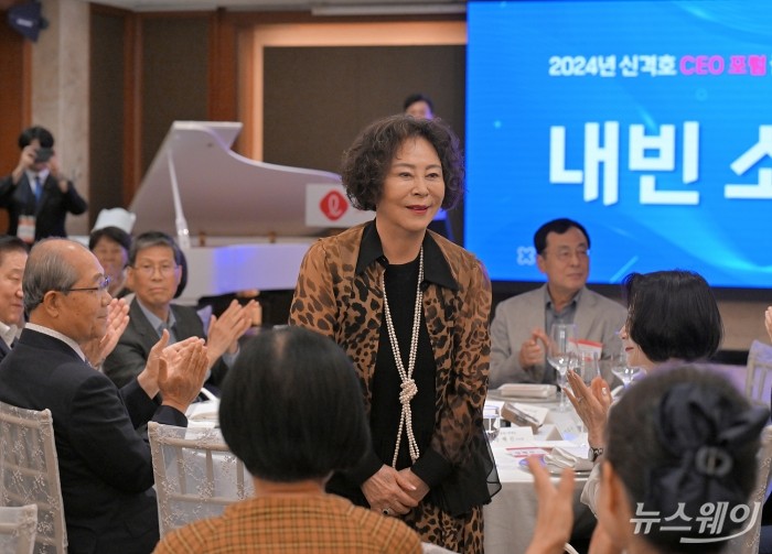 신영자 롯데재단 의장 9일 서울 중구 롯데호텔서울에서 열린 2024 신격호 CEO포럼 글짓기 시상식에서 인사하고있다. 사진=이수길 기자 Leo2004@newsway.co.kr