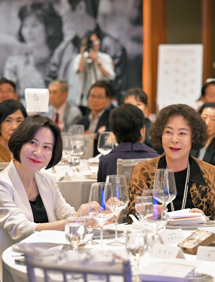 신영자 롯데재단 의장과 장혜선 롯데장학재단 이사장이 9일 서울 중구 롯데호텔서울에서 열린 2024 신격호 CEO포럼 글짓기 시상식에 참석해 자리하고 있다. 사진=이수길 기자 Leo2004@newsway.co.kr