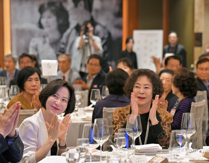 신영자 롯데재단 의장과 장혜선 롯데장학재단 이사장이 9일 서울 중구 롯데호텔서울에서 열린 2024 신격호 CEO포럼 글짓기 시상식에서 내빈소개에 박수치고 있다. 사진=이수길 기자 Leo2004@newsway.co.kr