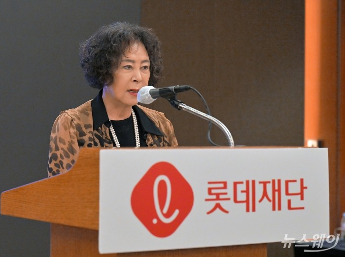 신영자 롯데재단 의장이 9일 서울 중구 롯데호텔서울에서 열린 2024 신격호 CEO포럼 글짓기 시상식에서 인사말을 하고 있다. 사진=이수길 기자 Leo2004@newsway.co.kr