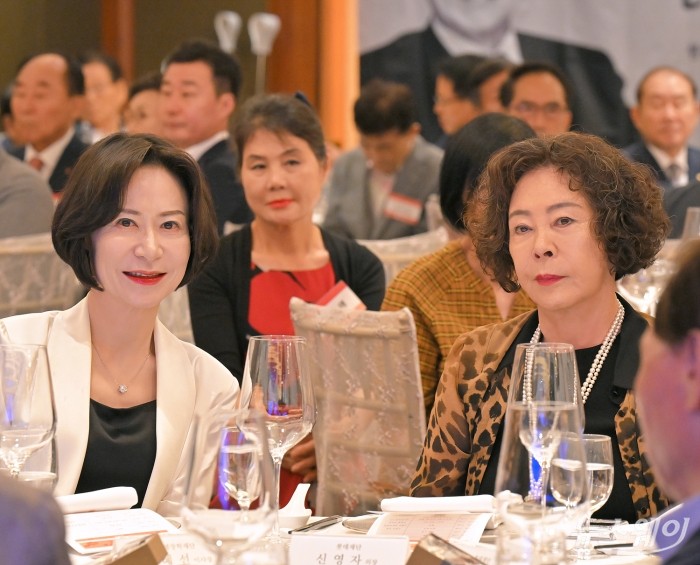 신영자 롯데재단 의장과 장혜선 롯데장학재단 이사장이 9일 서울 중구 롯데호텔서울에서 열린 2024 신격호 CEO포럼 글짓기 시상식에 참석해 자리하고 있다. 사진=이수길 기자 Leo2004@newsway.co.kr