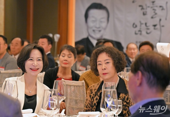 신영자 롯데재단 의장과 장혜선 롯데장학재단 이사장이 9일 서울 중구 롯데호텔서울에서 열린 2024 신격호 CEO포럼 글짓기 시상식에 참석해 자리하고 있다. 사진=이수길 기자 Leo2004@newsway.co.kr