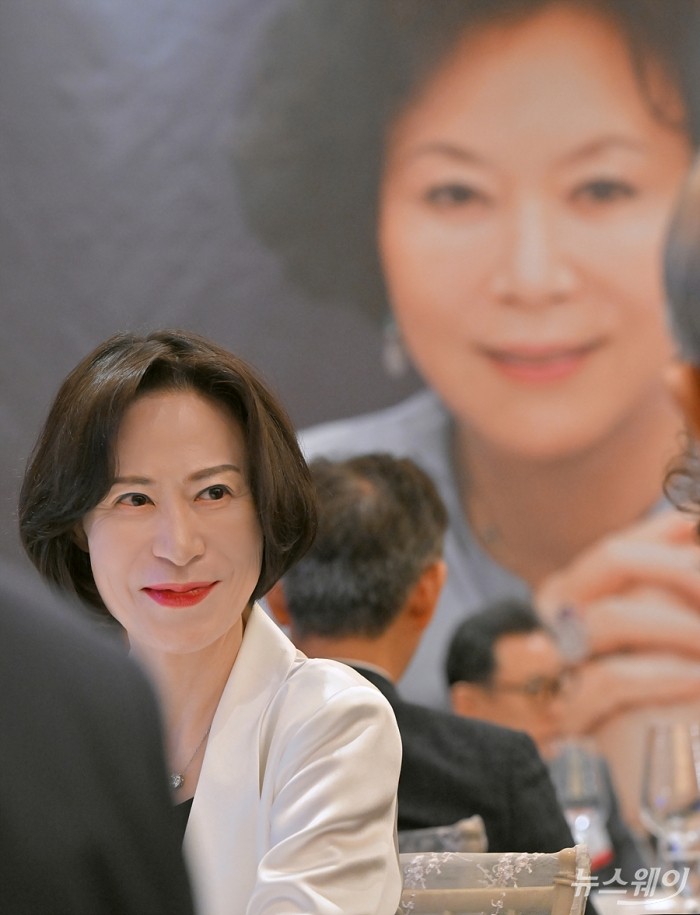 장혜선 롯데장학재단 이사장이 9일 서울 중구 롯데호텔서울에서 열린 2024 신격호 CEO포럼 글짓기 시상식에 참석해 참석자들과 대화하고 있다. 사진=이수길 기자 Leo2004@newsway.co.kr