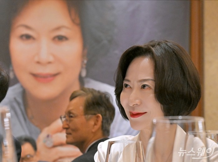 장혜선 롯데장학재단 이사장이 9일 서울 중구 롯데호텔서울에서 열린 2024 신격호 CEO포럼 글짓기 시상식에 참석해  <br />
 자리하고있다. 사진=이수길 기자 Leo2004@newsway.co.kr