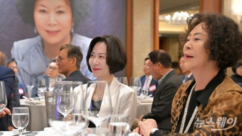 '신격호 CEO포럼 글짓기 시상식' 참석한 신영자 의장-장혜선 이사장