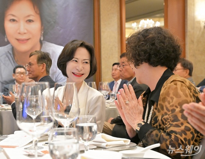 신영자 롯데재단 의장과 장혜선 롯데장학재단 이사장이 9일 서울 중구 롯데호텔서울에서 열린 2024 신격호 CEO포럼 글짓기 시상식에서 대화하고 있다. 사진=이수길 기자 Leo2004@newsway.co.kr