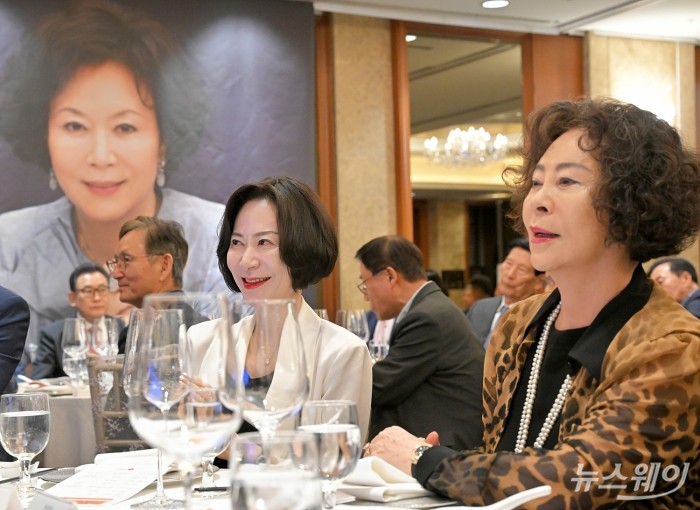 신영자 롯데재단 의장과 장혜선 롯데장학재단 이사장이 9일 서울 중구 롯데호텔서울에서 열린 2024 신격호 CEO포럼 글짓기 시상식에서 대화하고 있다. 사진=이수길 기자 Leo2004@newsway.co.kr