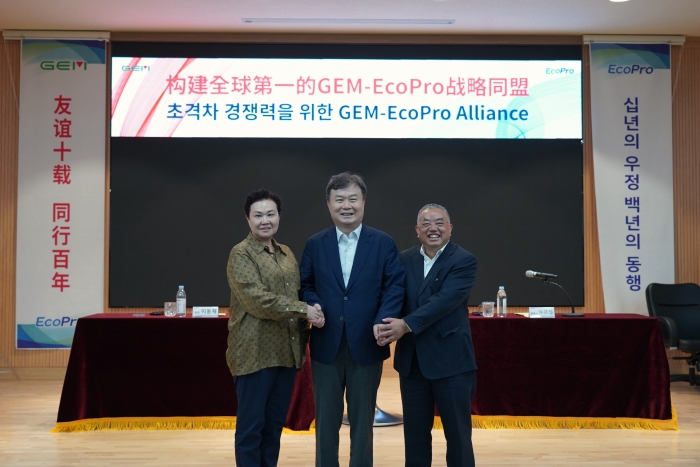 이동채 전 에코프로 회장(가운데)이 허개화 GEM 회장(오른쪽), 왕민 GEM 부회장(왼쪽)과 에코프로 본사에서 초격차 경쟁력을 위한 협력 방안을 논의했다. 사진=에코프로 제공