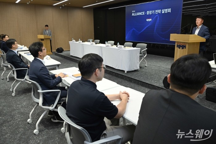 김경배 HMM 대표이사가 10일 오전 서울 여의도 HMM 본사에서 열린 얼라이언스·중장기전략 설명회에서 환영사를 하고 있다. 사진=강민석 기자 kms@newsway.co.kr