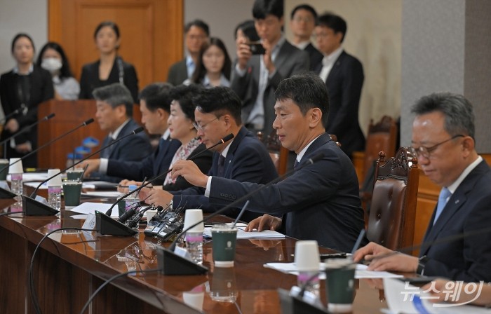 이복현 금융감독원장이 10일 서울 명동 전국은행연합회관에서 열린 '금융감독원장-은행장 간담회'에서 모두발언을 하고 있다. 사진=이수길 기자 Leo2004@newsway.co.kr