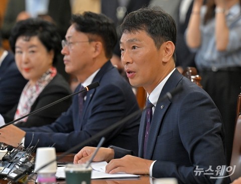 이복현 &quot;가상자산 이용자 보호 최우선···코인 시세 조종 무관용&quot;
