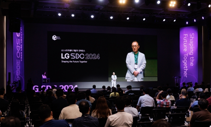 LG전자 CTO부문 박인성 SW센터장(전무)이 9일 서울 강서구 LG사이언스파크에서 열린 'LG 소프트웨어 개발자 콘퍼런스 2024(LG SDC 2024)'에서 환영사를 하고 있다. 사진=LG전자 제공