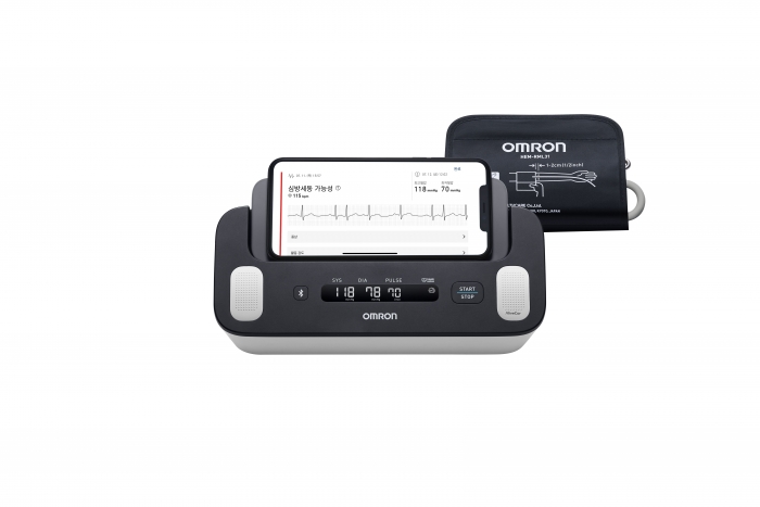 혈압과 심전도를 동시에 측정할 수 있는 혈압계 오므론 컴플리트(Omron Complete) 제품 사진. 오므론 제공