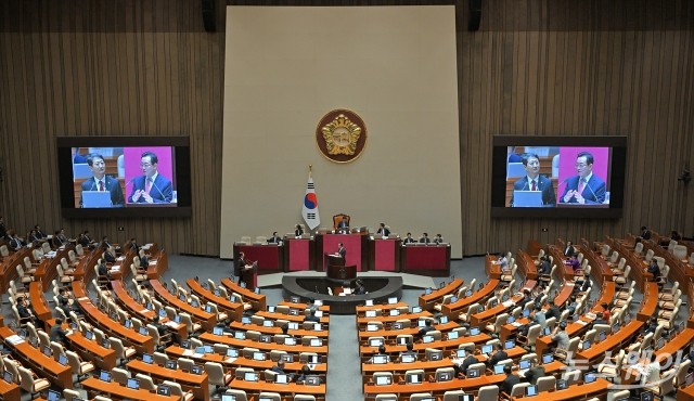 "계엄 선포 무효"···국회, 비상계엄 해제 요구 결의안 가결