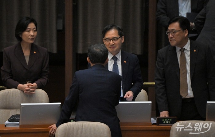 추경호 국민의힘 원내대표가 11일 서울 여의도 국회 본회의장에서 열린 대정부질문 경제 분야에서 오영주 중소벤처기업부 장관, 한기정 공정거래위원장, 김병환 금융위원장국무의원들과 인사하고 있다. 사진=이수길 기자 Leo2004@newsway.co.kr