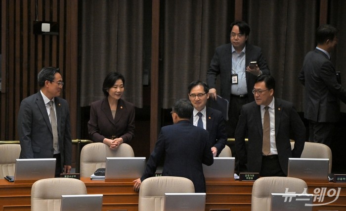 추경호 국민의힘 원내대표가 11일 서울 여의도 국회 본회의장에서 열린 대정부질문 경제 분야에서 강도형 해양수산부 장관, 오영주 중소벤처기업부 장관, 한기정 공정거래위원장, 김병환 금융위원장국무의원들과 인사하고 있다. 사진=이수길 기자 Leo2004@newsway.co.kr