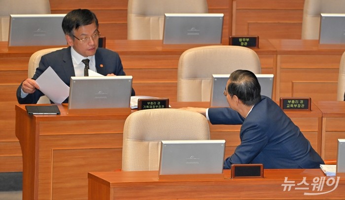 한덕수 국무총리와 최상목 부총리 겸 기획재정부 장관이 11일 서울 여의도 국회 본회의장에서 열린 대정부질문 경제 분야에서 대화하고 있다. 사진=이수길 기자 Leo2004@newsway.co.kr