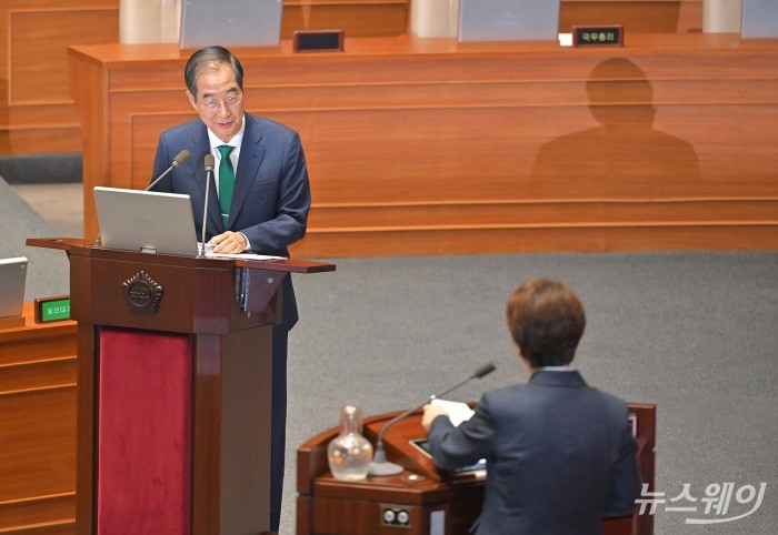 한덕수 국무총리가 11일 서울 여의도 국회 본회의장에서 열린 대정부질문 경제 분야에서 의원 질의에 답하고 있다. 사진=이수길 기자 Leo2004@newsway.co.kr